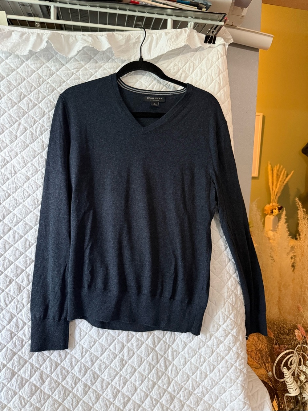 Banana Republic luxury blend Men's V-Neck Sweater in Navy Blue